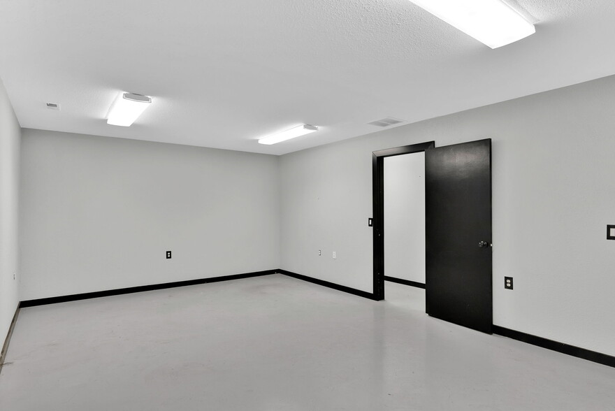 More Photos Of 11445 N Reed Rd, Hayden Warehouse For Lease