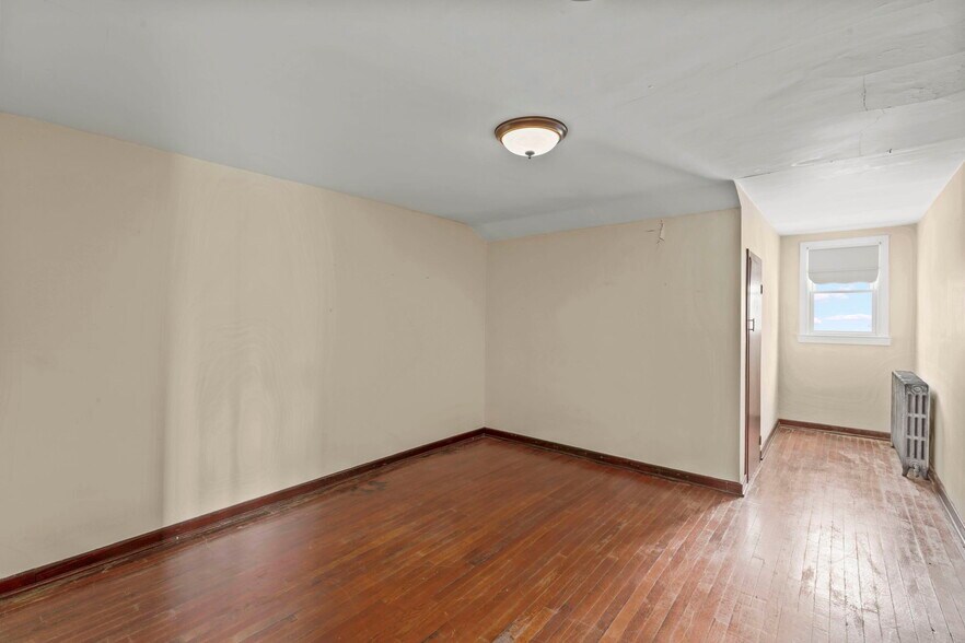 More Photos Of 105 Holbert Stretch, Dilliner Bar For Sale