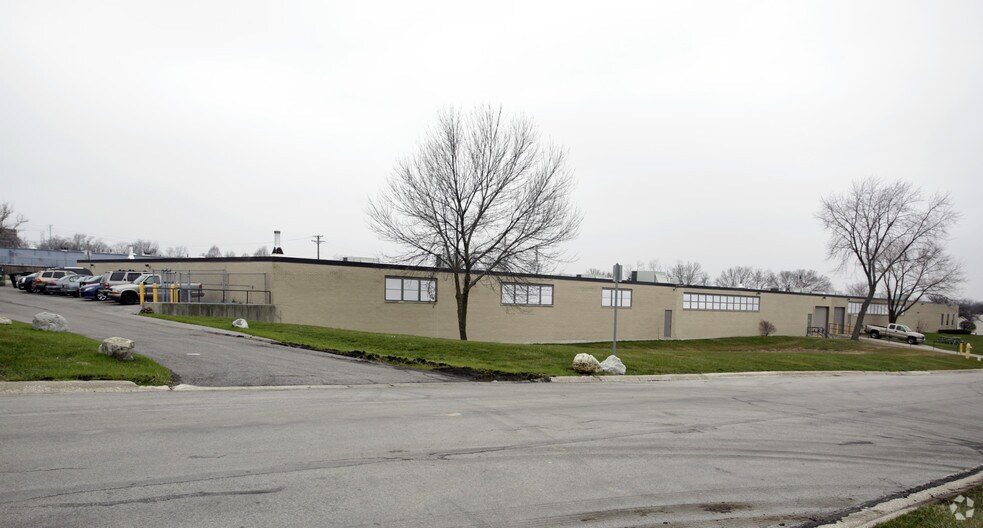 More Photos Of 2659 Wisconsin Ave, Downers Grove Manufacturing For Lease
