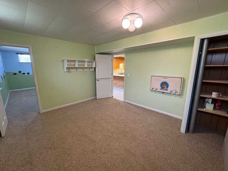 More Photos Of 402 S 7th St E, Riverton Flex For Sale