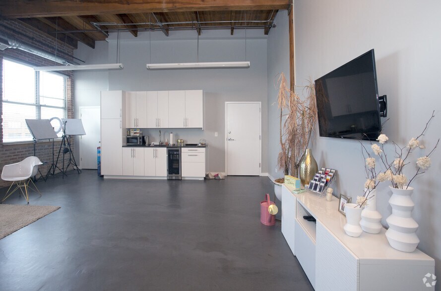 More Photos Of 1820 W Webster Ave, Chicago Office For Sale