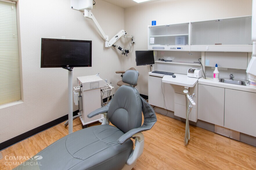 More Photos Of 207 NW 6th St, Redmond Medical For Sale