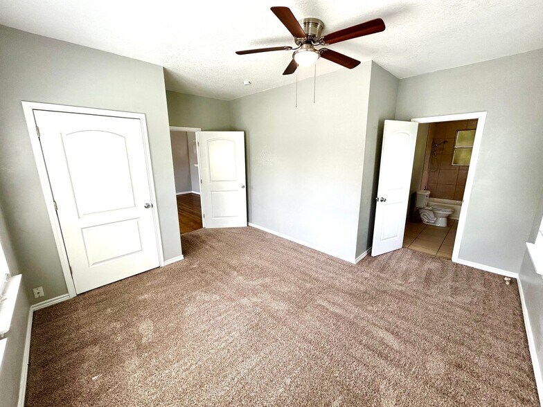 More Photos Of 1409 W Woodlawn Ave, San Antonio Apartments For Sale