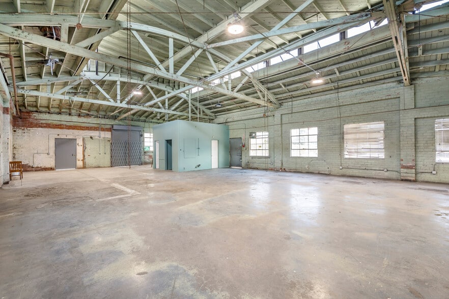 More Photos Of 320 S La Brea Ave, Inglewood Freestanding For Lease