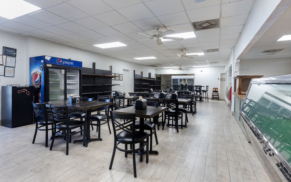 More Photos Of 916 SE 14th Ave, Cape Coral Restaurant For Sale