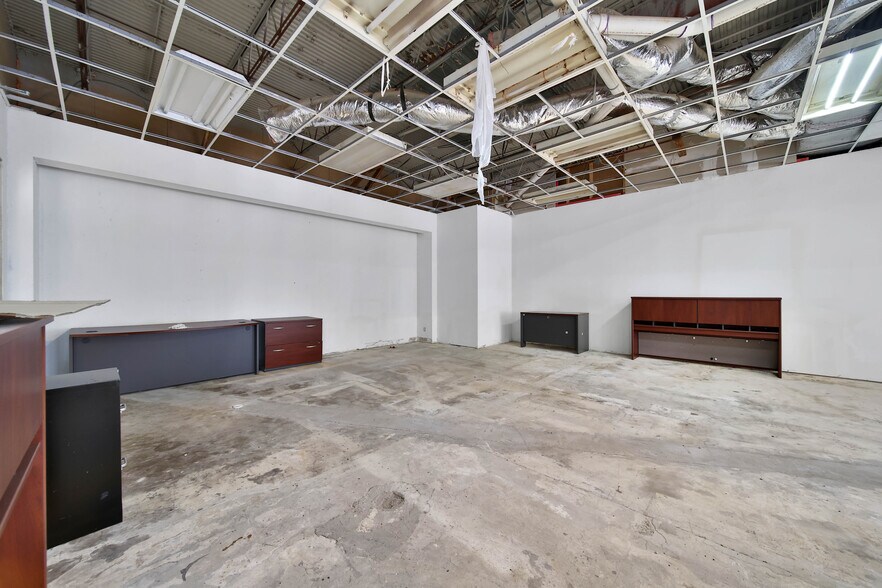 More Photos Of 6430 Hillcroft Ave, Houston Office For Sale