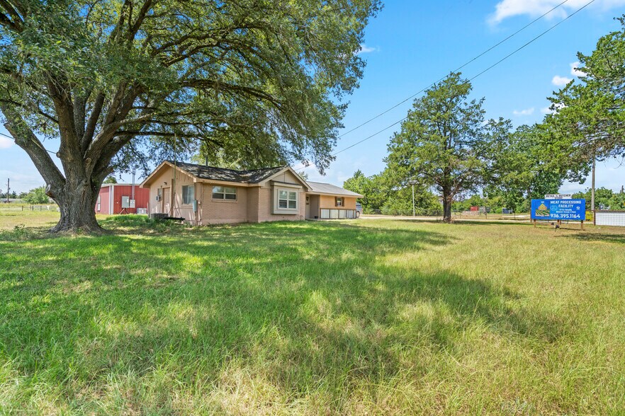 More Photos Of 9772 FM 1696 Rd, Bedias Storefront For Sale