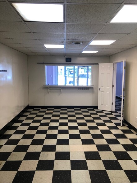 More Photos Of 325 Cotton St, Macon-Bibb Storefront Retail Office For Lease