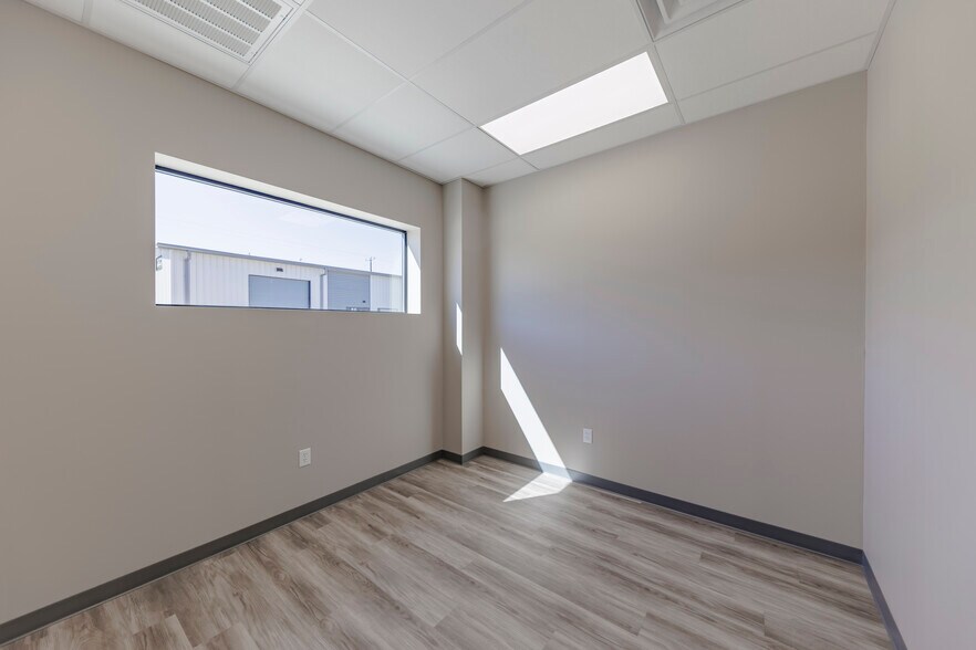 More Photos Of 6451 Silver Saddle Rd, Fort Worth Warehouse For Lease