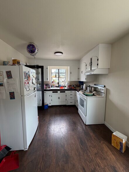 More Photos Of 187 W Oregon Ave, Creswell Flex For Sale