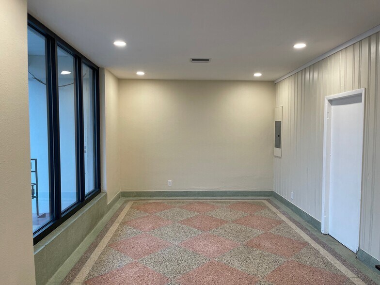 More Photos Of 1942 2nd Ave S, Saint Petersburg Warehouse For Lease