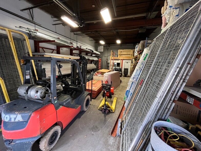 More Photos Of 108 Clematis Ave, Waltham Unknown For Lease