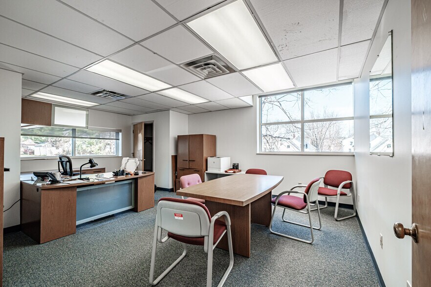 More Photos Of 76 Northern Ave, Gardiner Office For Sale