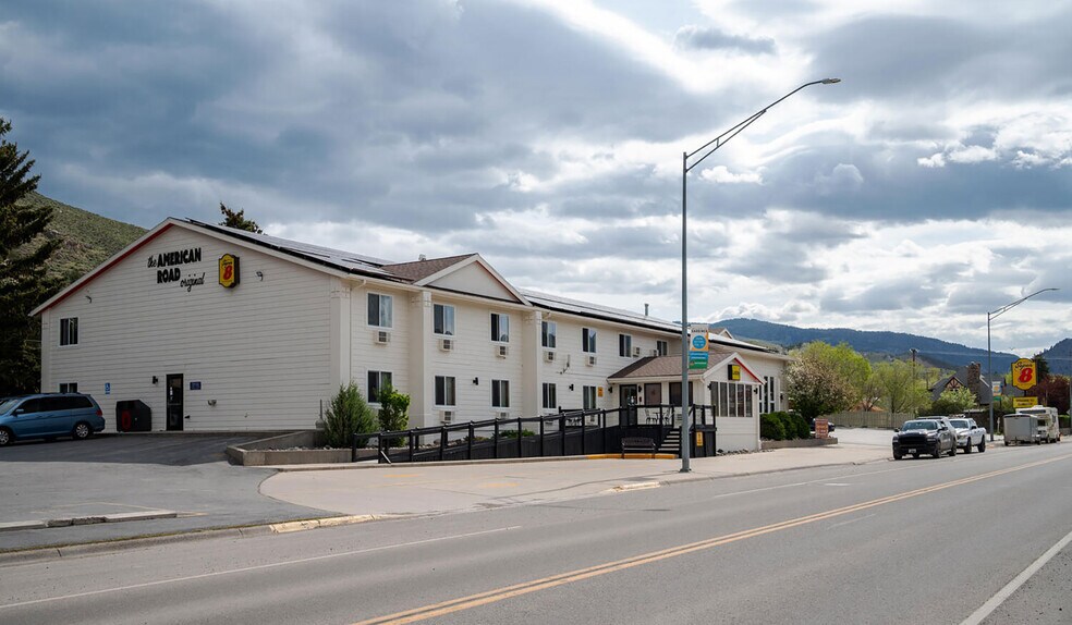 More Photos Of 702 Scott St, Gardiner Hotel For Sale