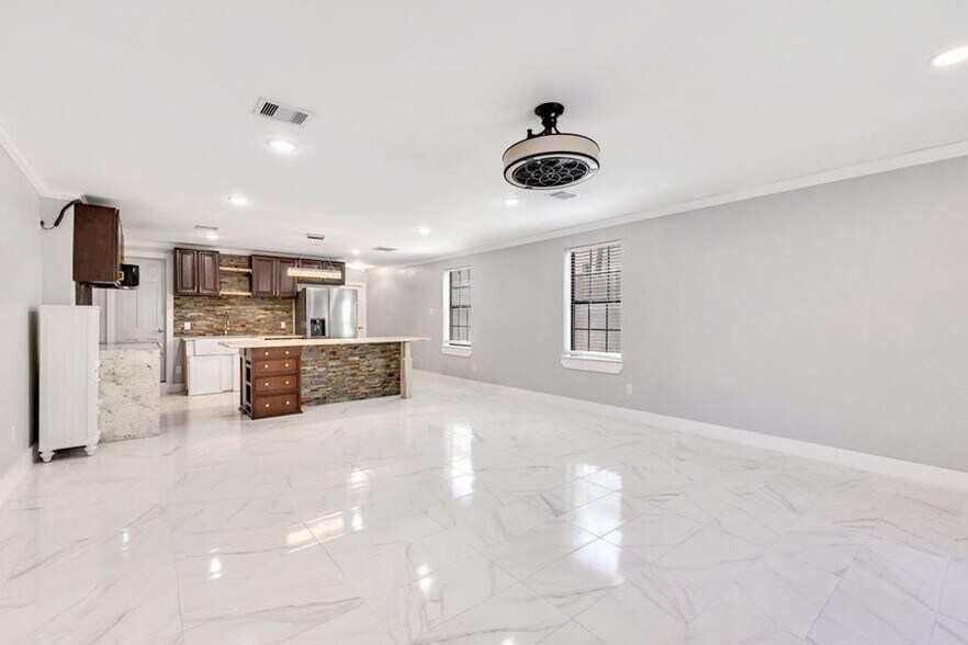 More Photos Of 6325 Riverview Way, Houston Apartments For Sale