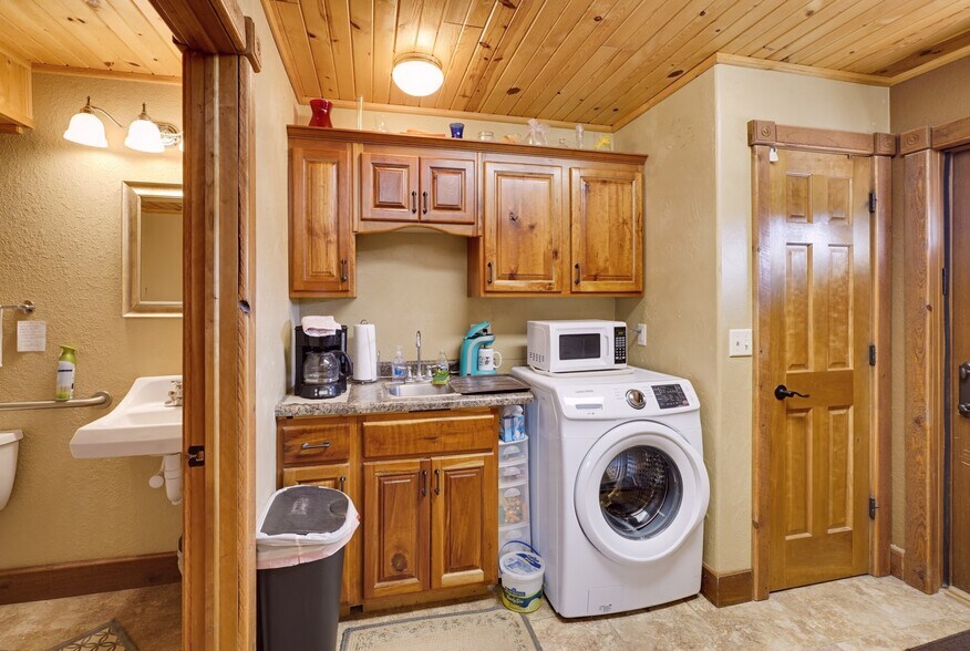 More Photos Of 1100 Mount Rushmore Rd, Custer Flex For Sale