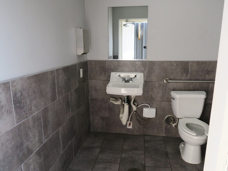 More Photos Of 5707 Schumacher Ln, Houston Auto Dealership For Lease