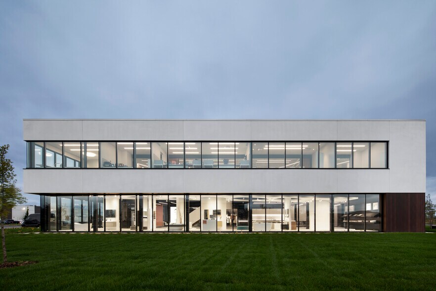More Photos Of 1295 Rue René-Descartes, Saint-Bruno-De-Montarville Showroom For Lease