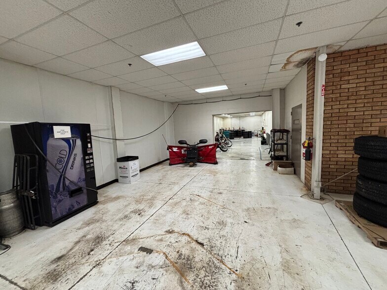 More Photos Of 720 W Bristol St, Elkhart Freestanding For Sale