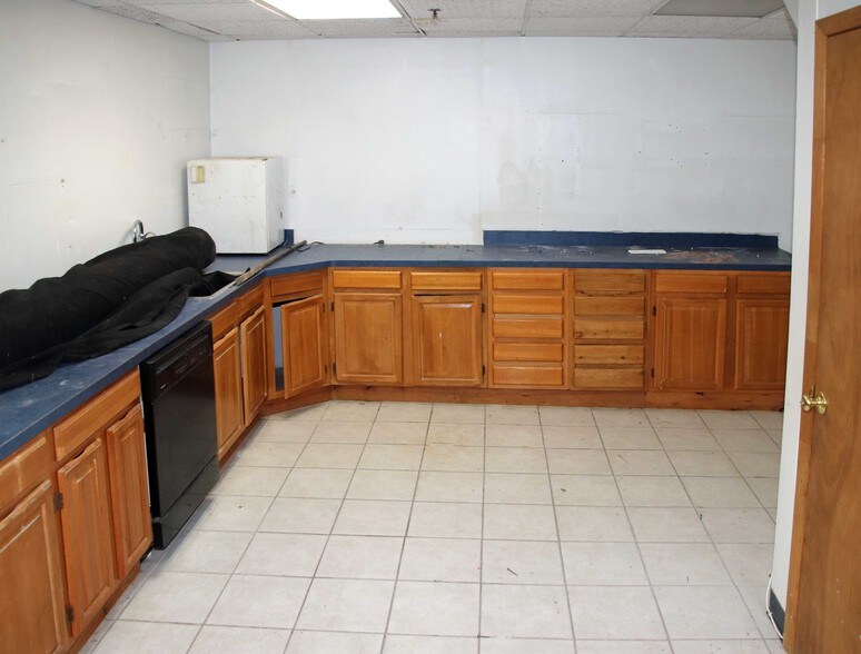 More Photos Of 2306 West St, Union City Auto Repair For Lease