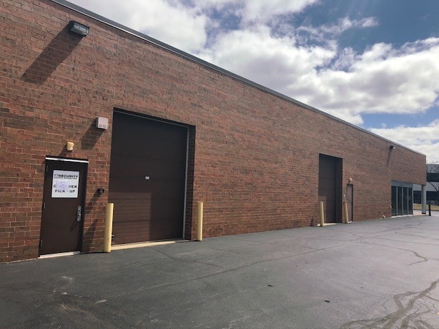 More Photos Of 160-180 Lexington Dr, Buffalo Grove Light Distribution For Lease