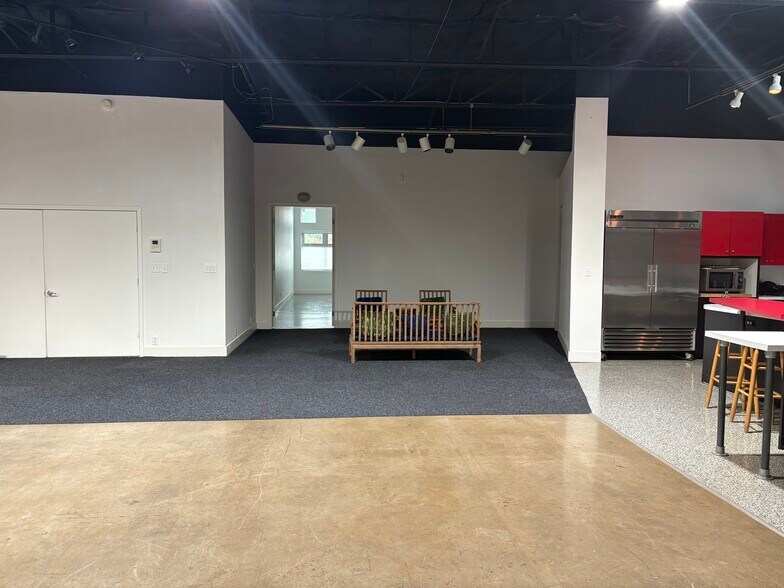 More Photos Of 2119-2133 Farrington St, Dallas Warehouse For Sale