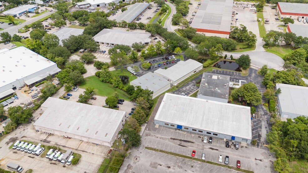 More Photos Of 1076 Florida Central Pky, Longwood Warehouse For Lease