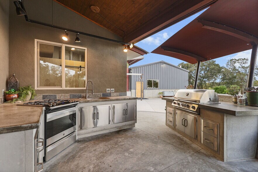 More Photos Of 16710 Oak Hollow Dr, Cottonwood Lodge Meeting Hall For Sale