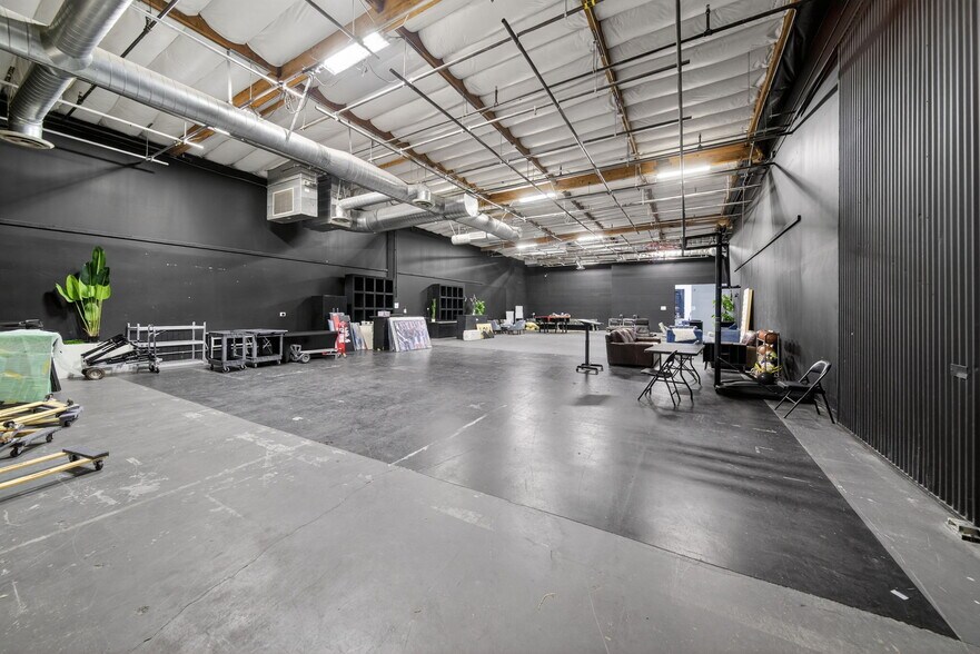 More Photos Of 20938 Osborne St, Canoga Park Warehouse For Sale