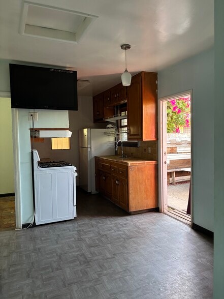 More Photos Of 945 N Azusa Ave, Azusa Office Residential For Sale