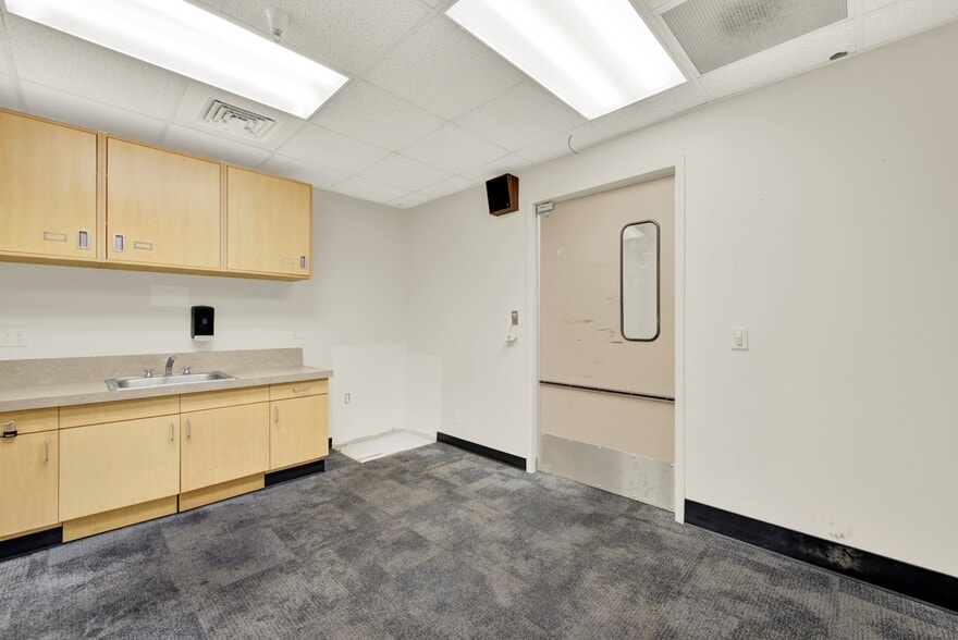 More Photos Of 3340 N Texas St, Fairfield Drugstore For Lease