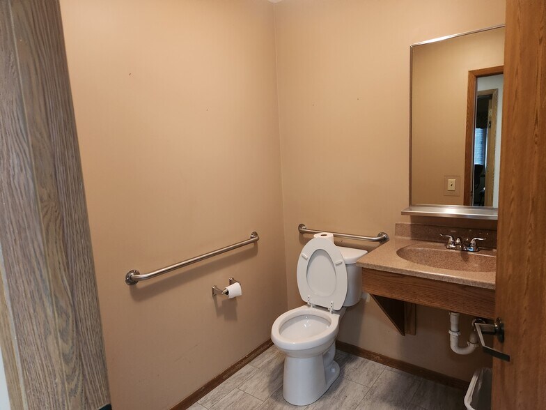 More Photos Of 1309 S Broadway St, Toledo Office For Sale