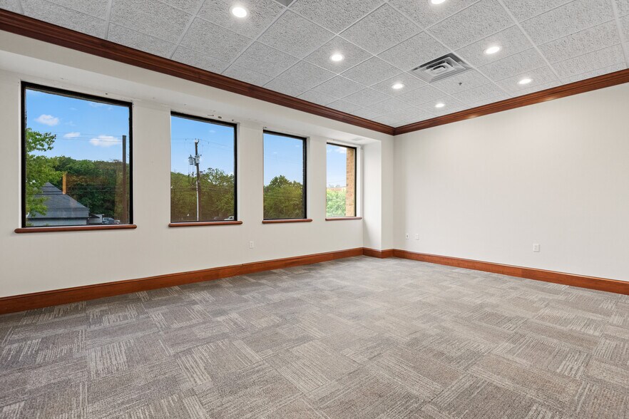 More Photos Of 32 Spruce St, Oakland Flex For Lease