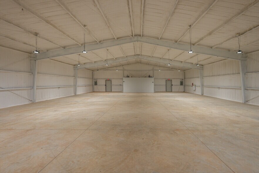 More Photos Of 8610 N Classen Blvd, Oklahoma City Warehouse For Lease