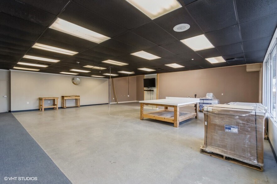 More Photos Of 1207 Highland Ct, Iowa City Showroom For Lease