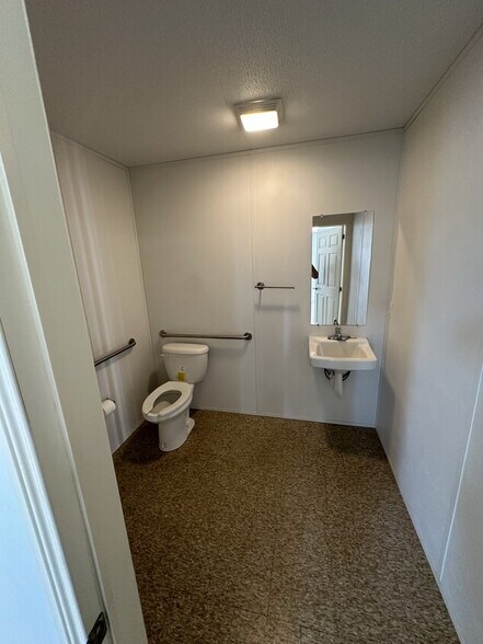 More Photos Of 1815 E Hicks Field Rd, Fort Worth Industrial For Lease