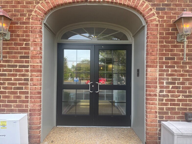 More Photos Of 410 Pine St SE, Vienna Office For Sale