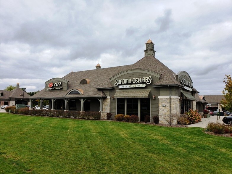 More Photos Of 1290 N Summit Ave, Oconomowoc General Retail For Lease