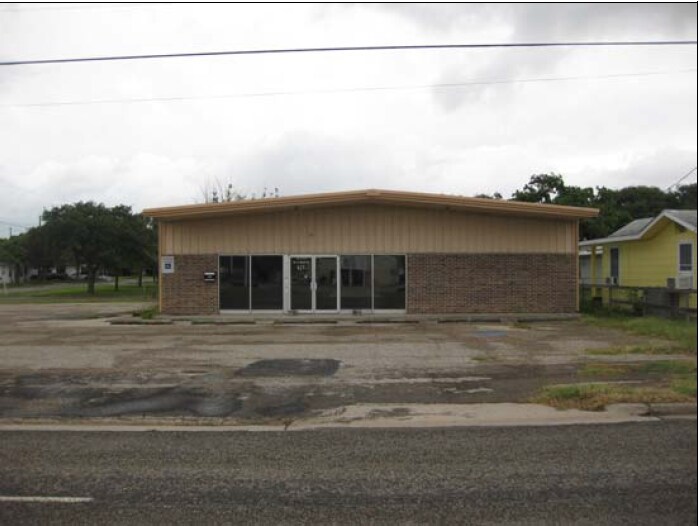 More Photos Of 621 E Market St, Rockport Flex For Lease