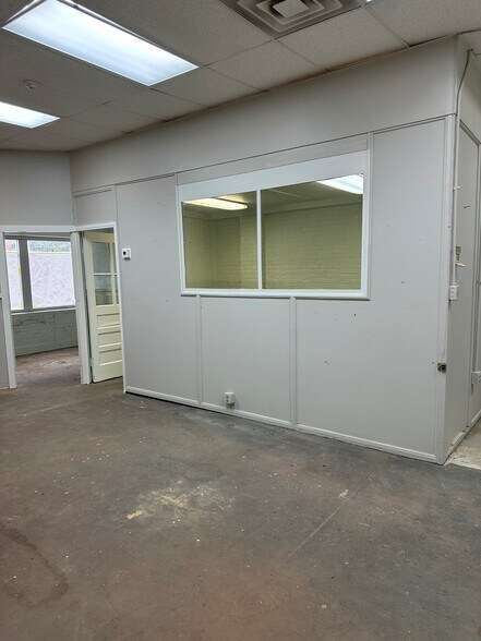 More Photos Of 438 N Bancroft St, Indianapolis Light Manufacturing For Sale