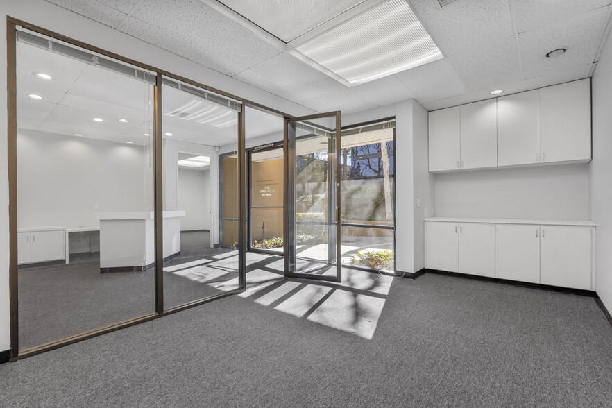 More Photos Of 23117 Plaza Pointe Dr, Laguna Hills Office For Lease