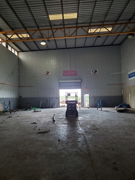 More Photos Of 5960 W Jones Ave, Zellwood Warehouse For Lease