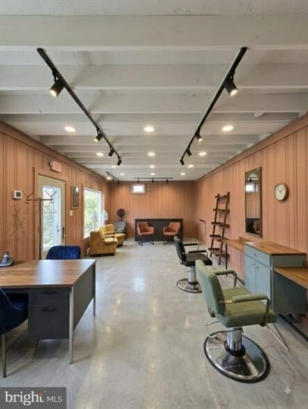 More Photos Of 2132 Noble St, West Lawn Flex For Lease
