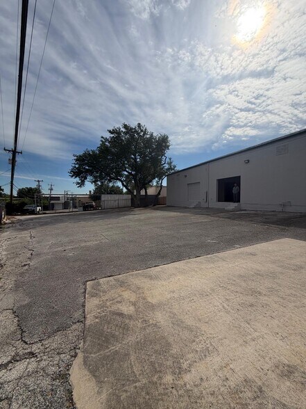 More Photos Of 11911-11913 Warfield St, San Antonio Warehouse For Sale