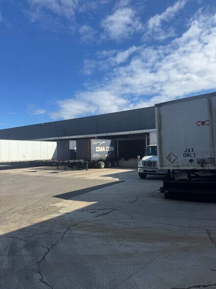 More Photos Of 600 Ellis Rd N, Jacksonville Warehouse For Lease