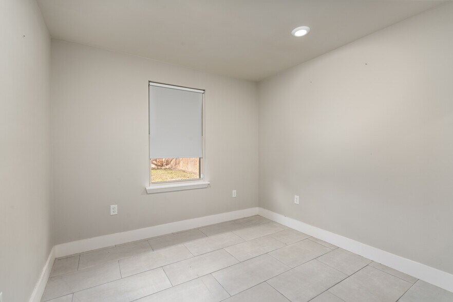 More Photos Of 15605 Woodforest Blvd, Channelview Office For Sale