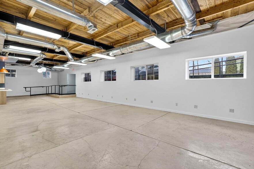 More Photos Of 12135 SE Lincoln St, Portland Office For Sale