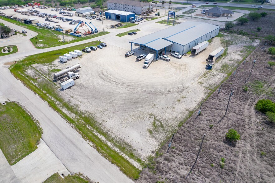 More Photos Of 209 Park Place Blvd, Kenedy Auto Repair For Sale