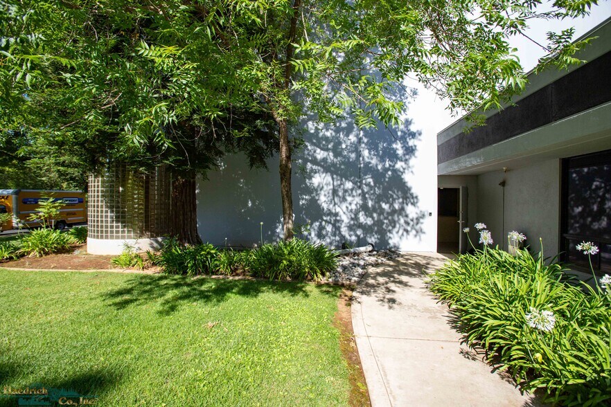 More Photos Of 5800 Airport Rd, Redding Warehouse For Lease