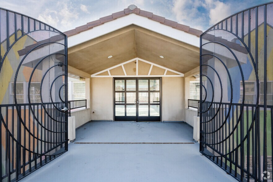 More Photos Of 1605 Ocean Front Walk, Santa Monica Storefront For Lease